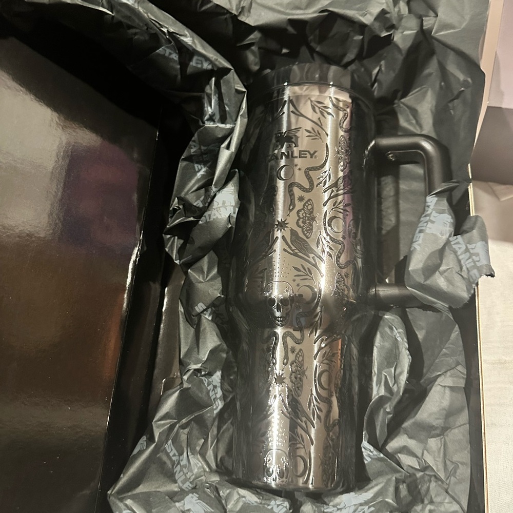 Stanley The FlowState Quencher H2.0 Tumbler limited edition Deadly Damask 40 oz - Picture 5 of 5